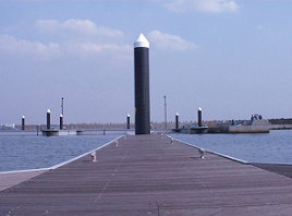 ひらつかタマ三郎漁港フィッシャリーナの浮桟橋の写真