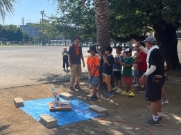 夏休み期間に開催されるペットボトルロケットの様子です