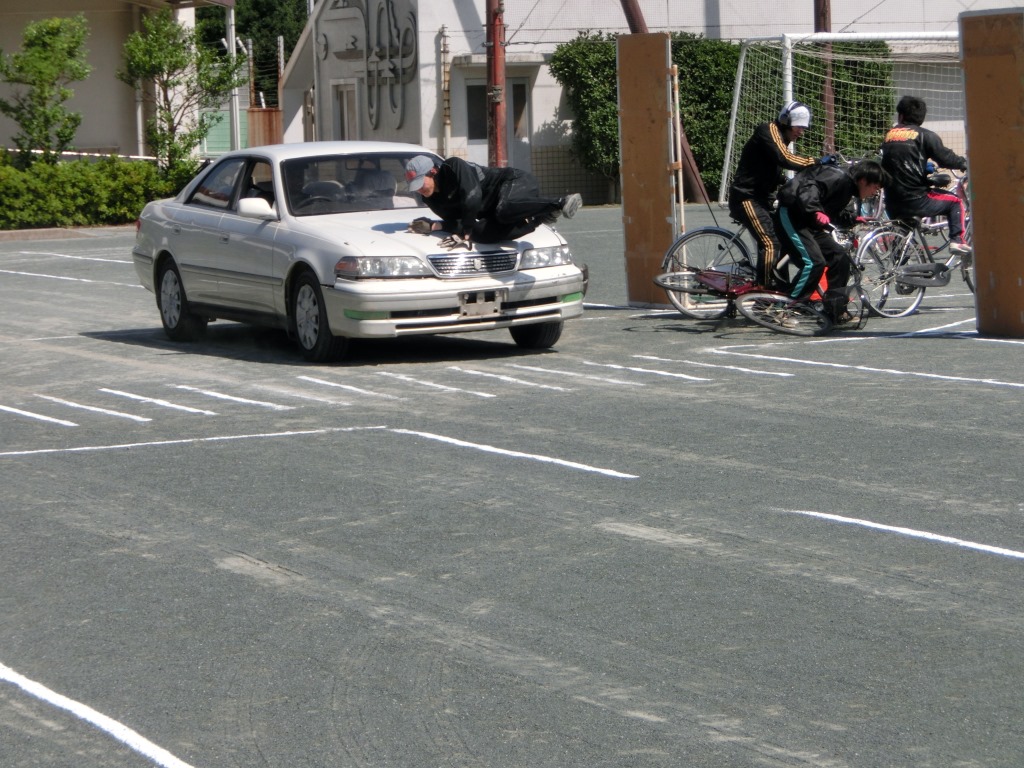スタントマンによる自転車事故の実演の写真