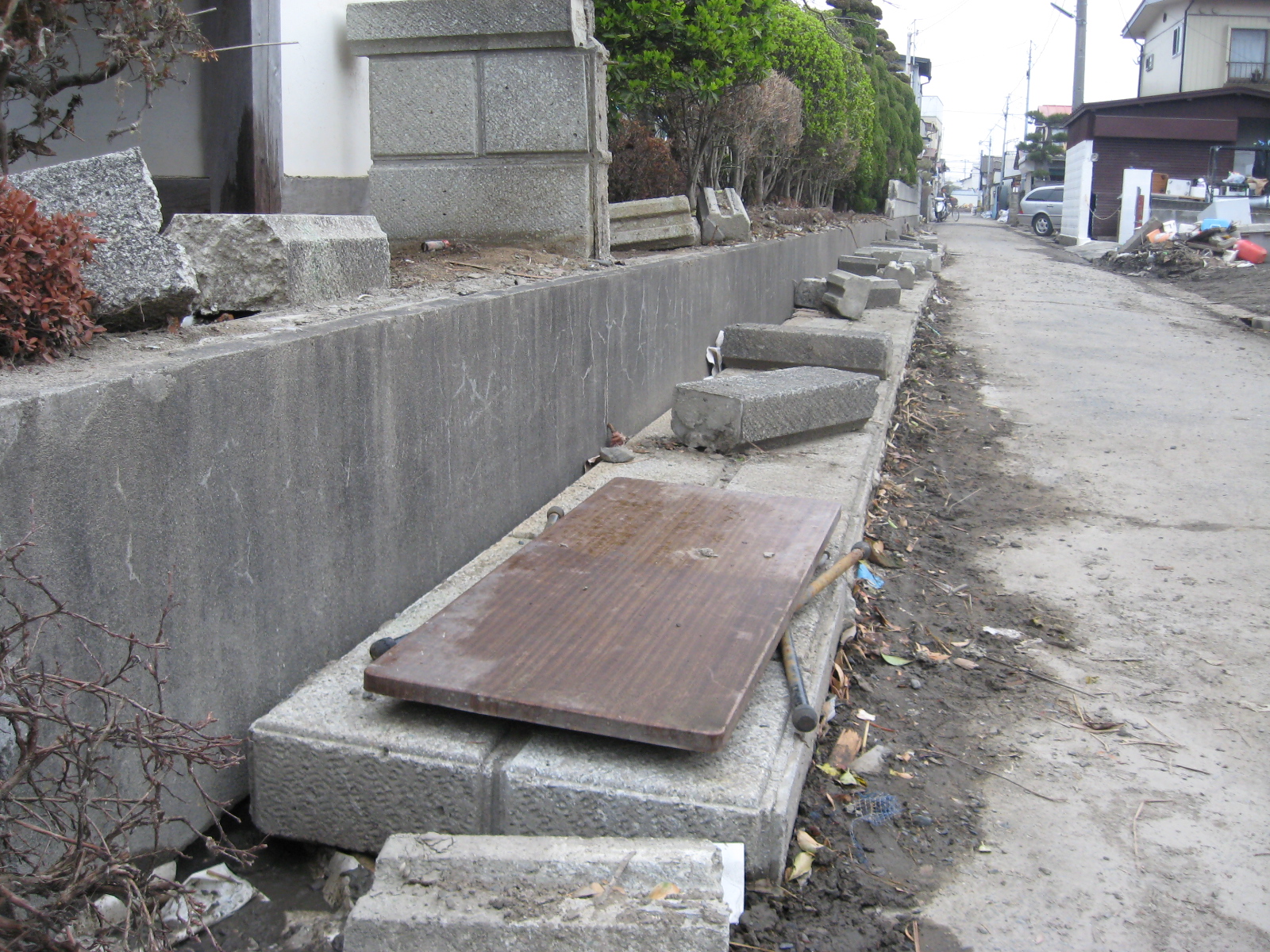 石巻市震災時ブロック塀倒壊写真