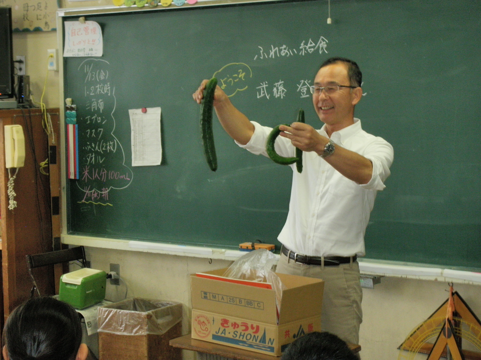 キュウリの説明をする武藤さんの写真