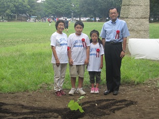 市長ほか植樹者の写真
