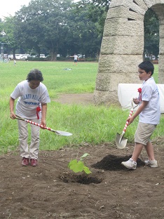 植樹をする吉川委員長と市民広島派遣派遣者の写真