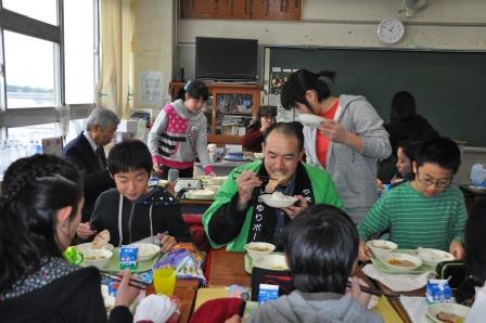 小泉さんが給食を食べている写真