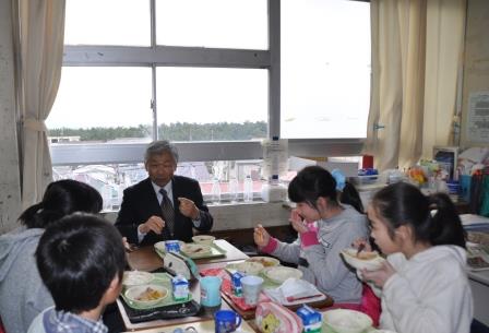 金子教育長が給食を食べている写真