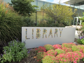 ローレンス市図書館館銘板の写真