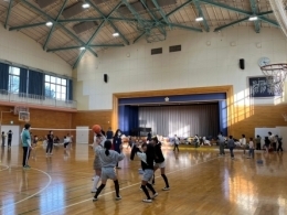 港放課後子ども教室　体育館での活動の様子です