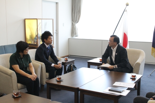 市長と対談する岡田選手