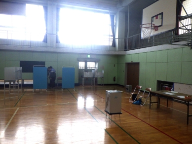 投票所風景。手前に投票箱、奥に投票記載台が置かれています