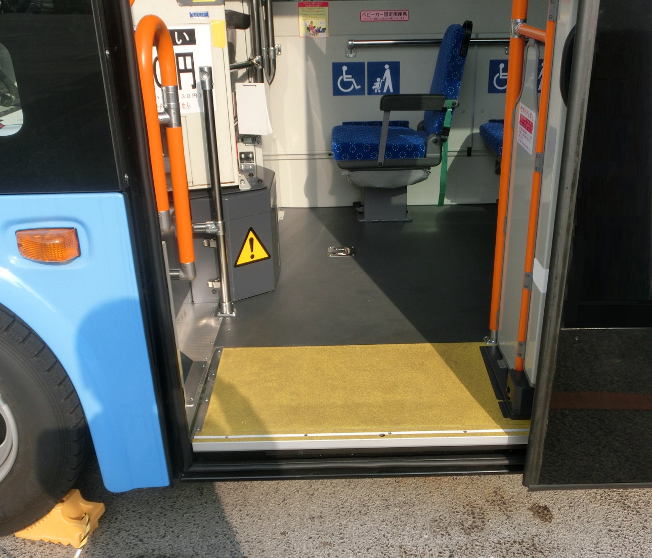 新しいバス車両の出入口がノンステップ仕様になっていることが分かる写真