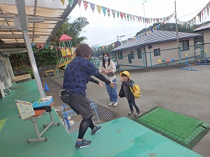 写真：登園する園児