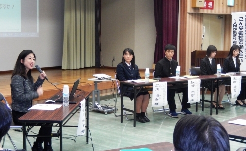 コーディネーターの宇佐川氏(左)とパネリストの4人
