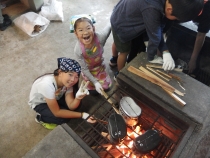 薪を上手く組んで炊飯に挑戦