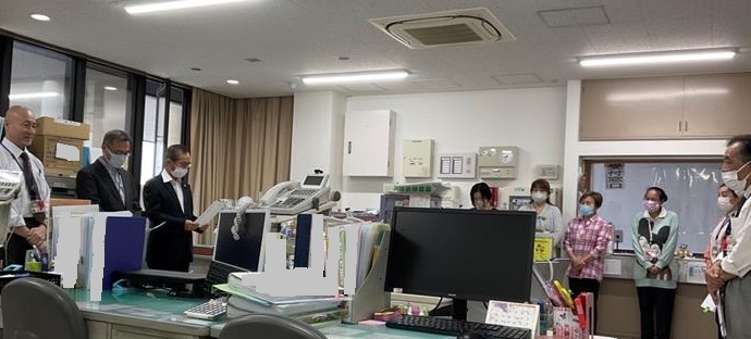 イクボス宣言をした木川康雄会長と管理職のみなさん、及び職員の集合写真