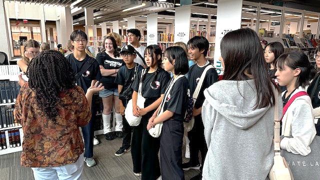 ローレンス市図書館訪問の様子の写真