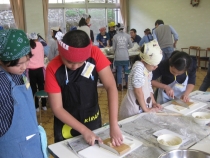 うどん作りの様子。同じ太さに切るのが大変そうでした。