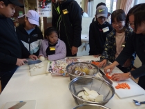 豚汁作りの様子。切った食材は広場の大鍋で煮込みました。
