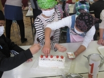 四角いケーキ生地にホイップクリームをぬる・フルーツをのせる・生地を重ねるの作業を繰り返して、スクエアケーキを作りました。