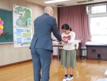 修了証と参加賞の授与