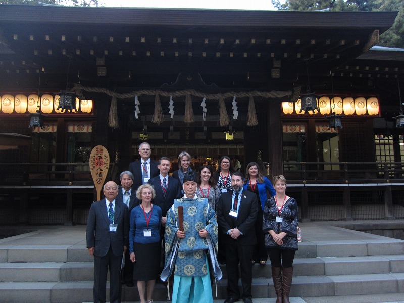 ローレンス市公式訪問団の市内訪問（平塚八幡宮にて）　Lawrence delegates visiting Hiratsuka (taken at Hiratsuka Hachimangu shrine)