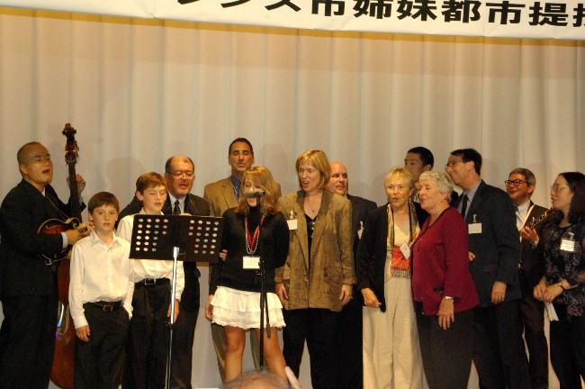 姉妹都市提携20周年記念交流会（ローレンス市公式訪問団と合唱）　The 20th anniversary cultural exchange event (choir singing with Lawrence delegates)