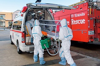 感染症患者の搬送用装置を配備した救急車