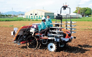 無人自動田植え機に試乗する市長