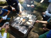 五平餅づくり(五平餅に味噌を塗ってこんがり焼く)