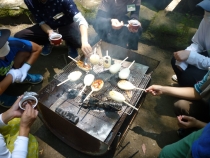 五平餅づくり（五平餅に味噌を塗ってこんがり焼く）