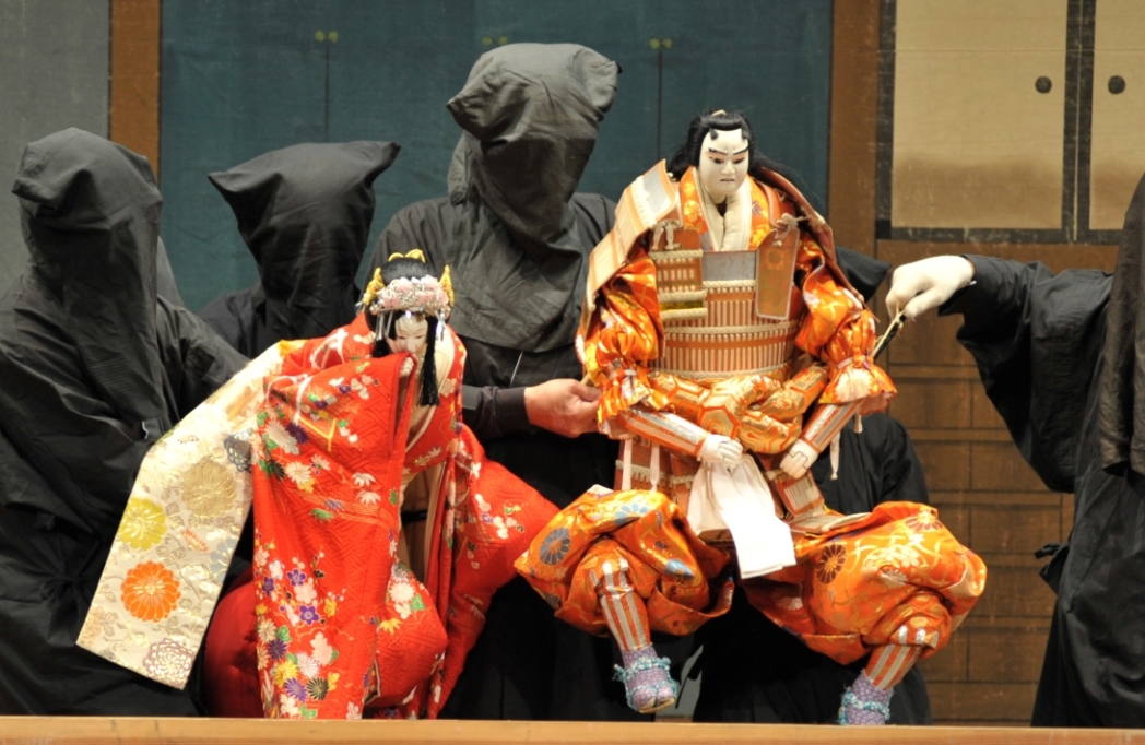 平塚市四之宮地区に伝わる人形芝居、前鳥座公演中の一場面の写真。
