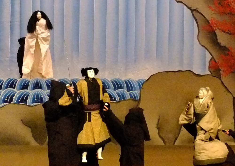 南足柄市班目地区に伝わる人形芝居、足柄座公演中の一場面の写真。