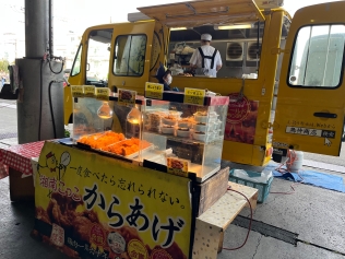 朝市出店者がから揚げを販売している写真