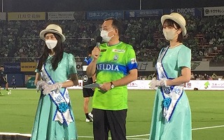 会場を盛り上げる落合市長と湘南ひらつか織り姫