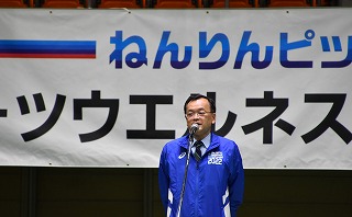 開会式であいさつを述べる落合市長