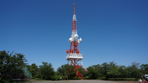 写真イメージ；赤白のテレビ塔