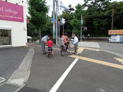 啓発品を自転車利用者へ渡す様子