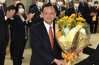 市職員から出迎えを受ける落合市長