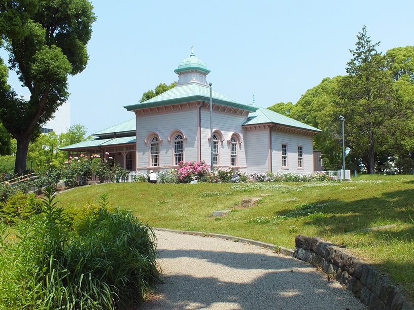 八幡山の洋館を南東側から撮影した写真