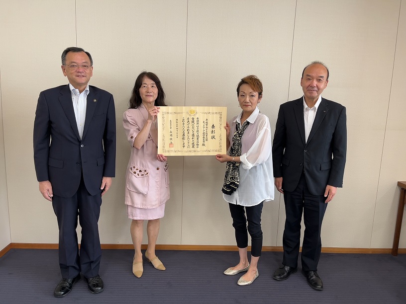 平塚市子ども読書活動ネットワーク運営委員会による市長表敬訪問