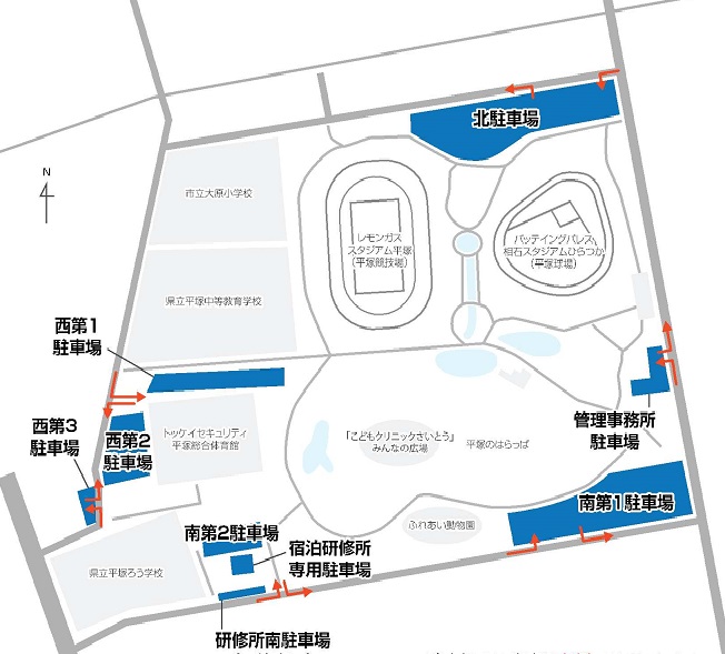 総合公園の西側に西第1駐車場、西第2駐車場、西第3駐車場、南側に宿泊研修所駐車場、南第1駐車場、南第2駐車場、東側に管理事務所駐車場、北側に北駐車場があります。