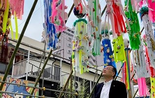 子ども飾りを眺める市長