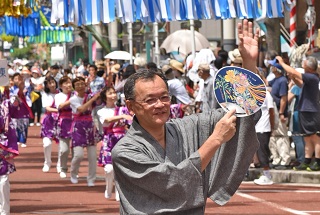 七夕踊りを踊る市長