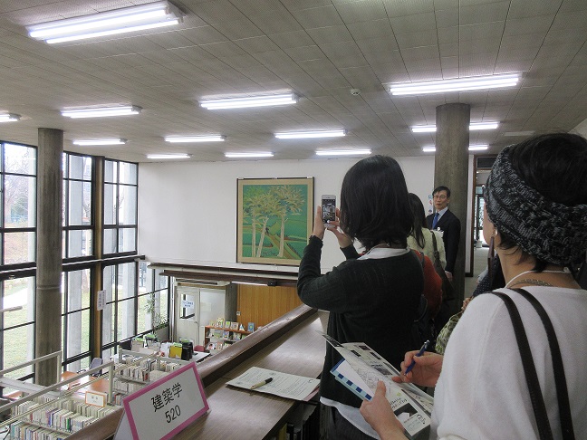 神奈川県立図書館見学の写真