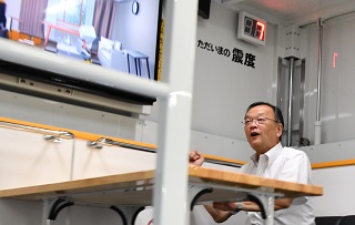 地震体験車に試乗する市長