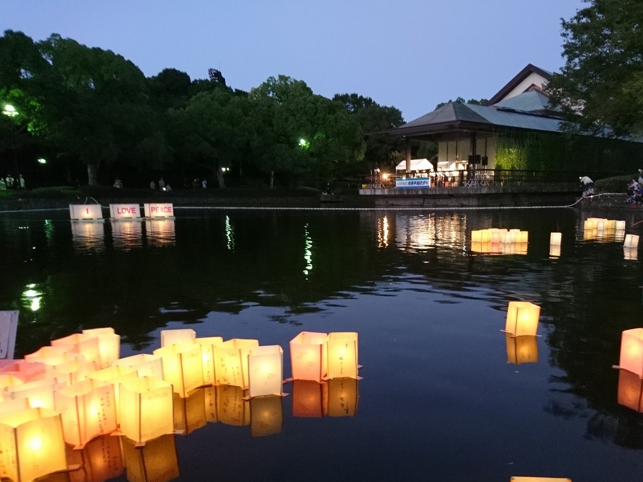 平和の灯ろう流し写真