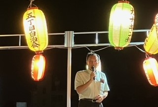 市内の夏祭り会場であいさつする市長