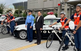 平塚警察署前で