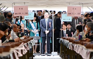 開会式であいさつを述べる落合市長