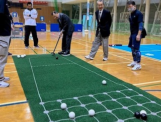 囲碁ボールをプレーする落合市長