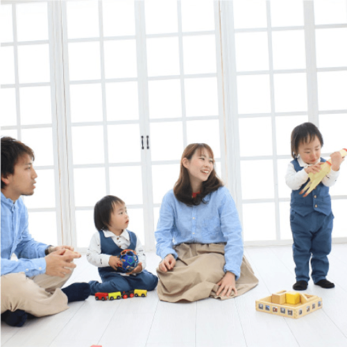 おもちゃで遊ぶ小さな子どもの写真